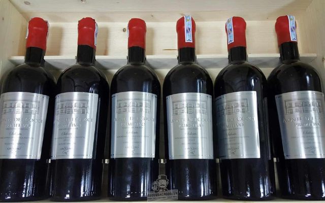 Thiết kế của Vang Monte Del Cocci Primitivo rất đơn giản